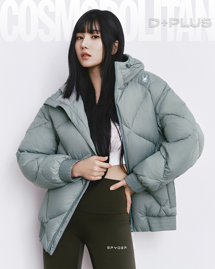  볼륨 구스 다운 재킷 42만9천원, 브레서블 플레어 레깅스 6만9천원 모두 스파이더.