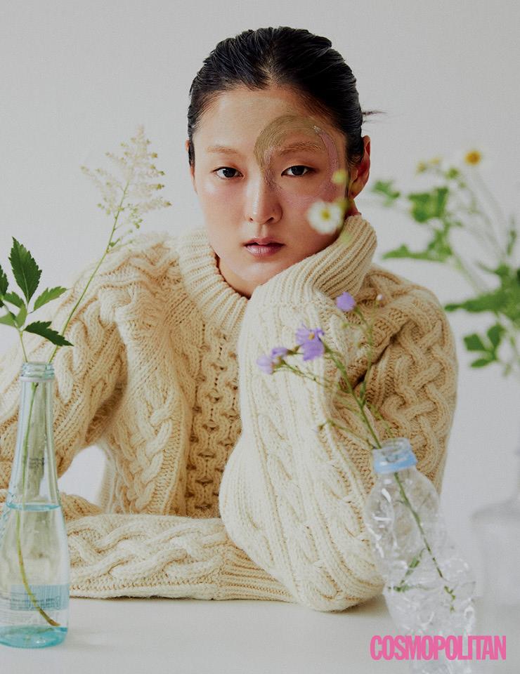 리사이클링 울과 버진 울로 만든 스웨터 52만8천원 제인송. 자연 유래 성분 94%의 그린 컬러 마스크 12만9천원 상테카이. 동물성 원료를 일절 쓰지 않은 핑크 컬러의 로지 칙스 마스크 2만5천원 러쉬.