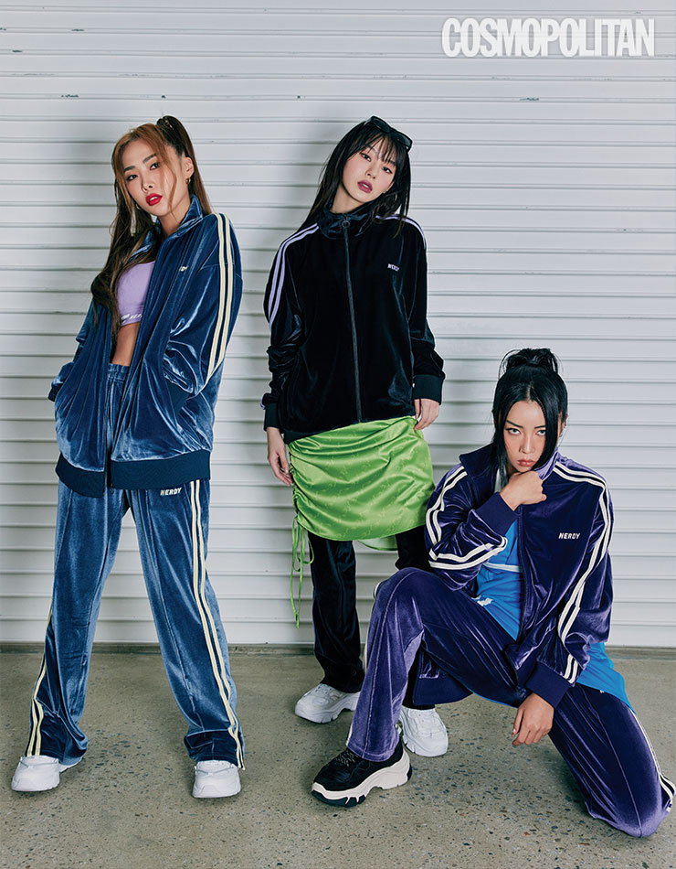 (허니제이)트랙슈트 18만8천원, 브라톱 3만9천원, 스니커즈 10만9천원 모두 널디. (노제)트랙슈트 18만8천원, 스니커즈 13만9천원 모두 널디. 드레스 15만9천원 LEEY. 선글라스 스타일리스트 소장품. (리헤이)트랙슈트 18만8천원, 스니커즈 13만9천원 모두 널디. 드레스 18만7천원 카나 제이. 