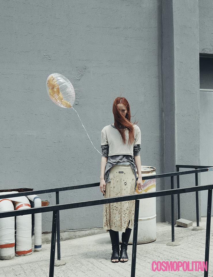 하프 슬리브 저지 티셔츠, 레이어링된 롱 슬리브 저지 티셔츠 드레스, 시퀸 스커트, 브리프, 오픈토 부츠 모두 가격미정 미우미우.