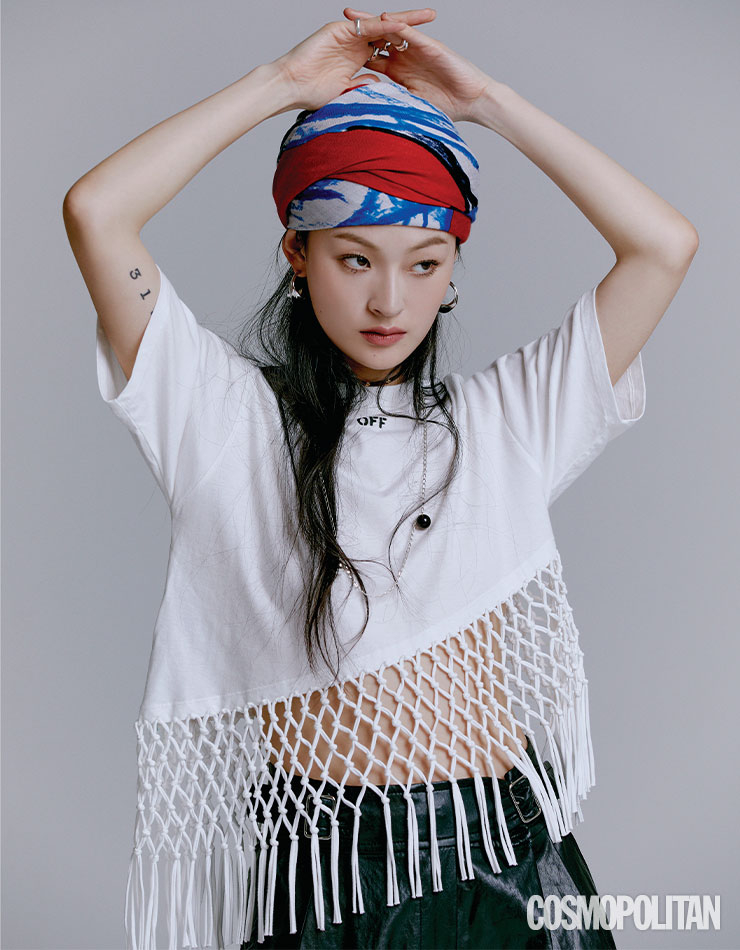 티셔츠 95만원 오프화이트. 스카프 가격미정 에르메스. 귀고리 2만8천원 헤이. 초커 가격미정 루이 비통. 목걸이 13만5천원 코스. 반지 (오른손, 왼쪽부터)16만원, 20만8천원, (왼손, 왼쪽부터)13만원, 9만2천원 모두 르이에.