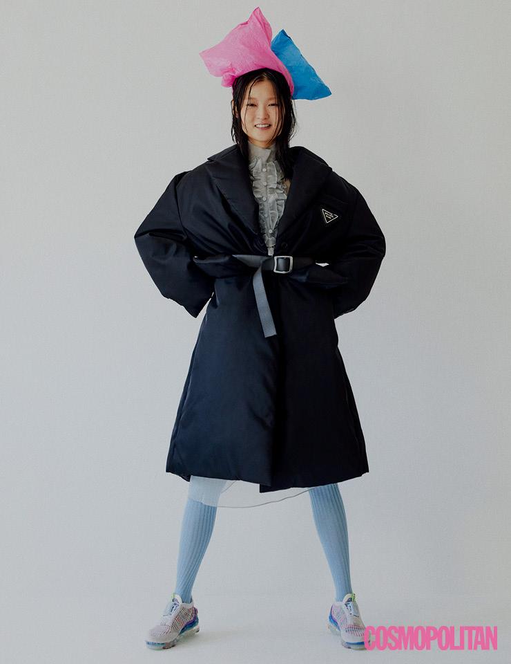 플라스틱병에서 추출한 섬유로 탄소 배출을 하지 않고 만든 패딩 점퍼, 시스루 드레스, 타이츠 모두 가격미정 프라다. 리사이클 나일론 소재 벨트 4만9천원 파타고니아. 재생 폴리에스터, 재생 폼과 남는 소재로 만든 스니커즈 25만9천원 나이키.