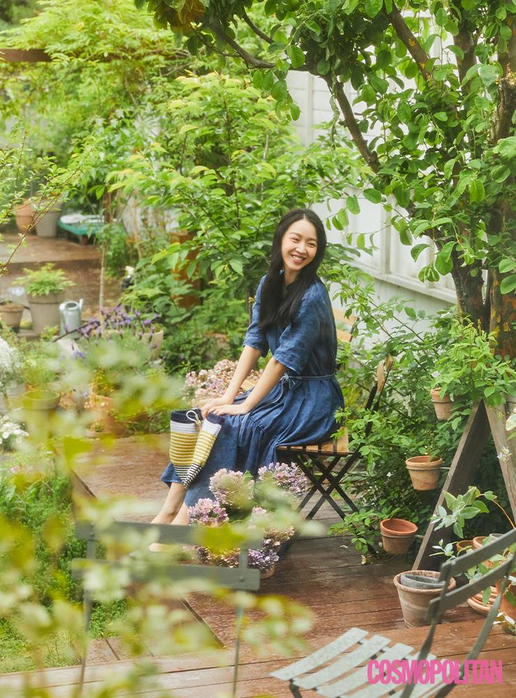 드레스, 크로셰 백, 슬링백 모두 래트.