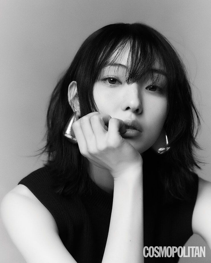 베스트 스튜디오 니콜슨. 귀고리 보테가 베네타.