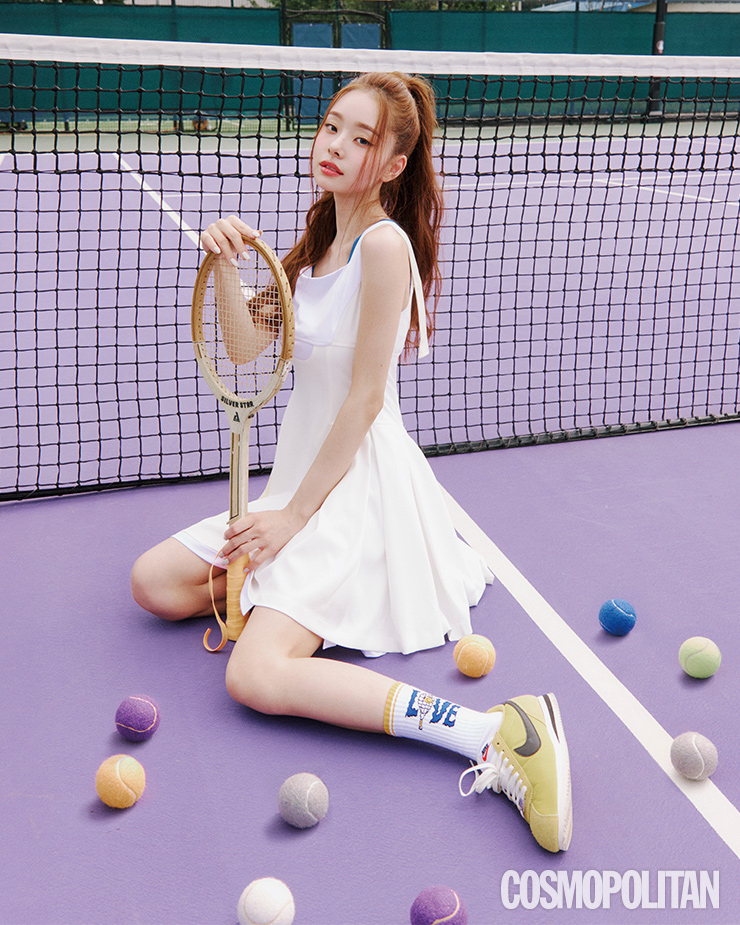 스코어 LOVE(0)와 40이 그려진 테니스 양말은 오드삭스.