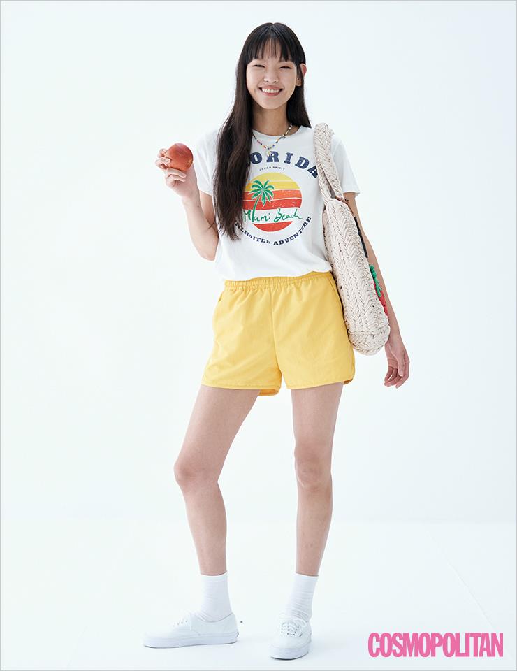 티셔츠 15만9천원 마쥬. 목걸이 6만9천원 빈티지헐리우드. 네트 백 45만원 JW 앤더슨. 스니커즈 6만9천원 반스. 양말 에디터 소장품.