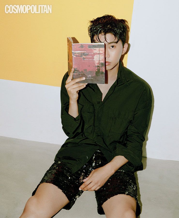 셔츠 10만9천원 아비쏘. 쇼츠 61만8천원 골든구스.