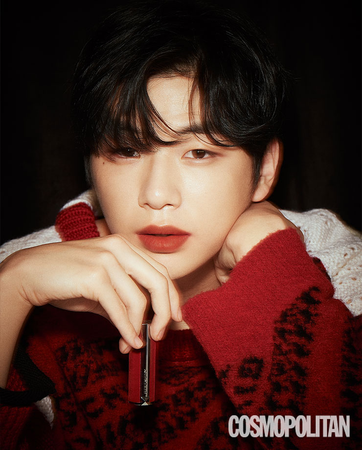 베이스 지방시 뷰티 프리즘 리브르 N2 새틴 블랑 8만2천원대. 립 지방시 뷰티 르 루즈 딥 벨벳 N35 루즈 아니띠에 4만8천원대. 스웨터 2백22만5천원, 팬츠 1백40만원 모두 지방시.