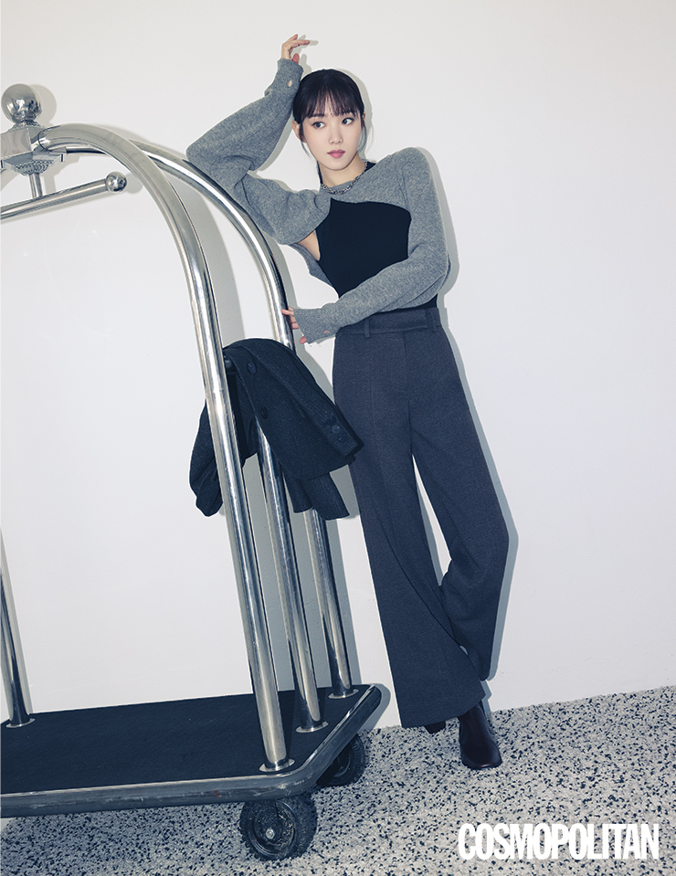 헤링본 울터치 오버핏 재킷, 와이드 핏 울터치 체크 팬츠 모두 더엣지.