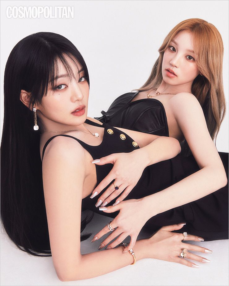  (민니)마더오브펄과 화이트 토파즈, 다이아몬드가 세팅된 누도 이어링, 화이트 토파즈와 다이아몬드가 세팅된 누도 클래식 펜던트 네크리스, 화이트 토파즈와 마더오브펄이 비대칭 세팅된 누도 오픈 뱅글, (왼손)보라색 에머시스트가 장식된 누도 클래식 링, (오른손 위부터)화이트 밀키 쿼츠와 다이아몬드가 장식된 누도 클래식 링, 로즈 쿼츠와 브라운 다이아몬드가 장식된 누도 클래식 링, 화이트 토파즈와 다이아몬드가 파베 세팅된 누도 쁘띠 링 모두 포멜라토. 미니드레스 미우미우. (우기)투게더 컬렉션 이어링, 네크리스, 링 모두 포멜라토. 미니드레스 블루마린.