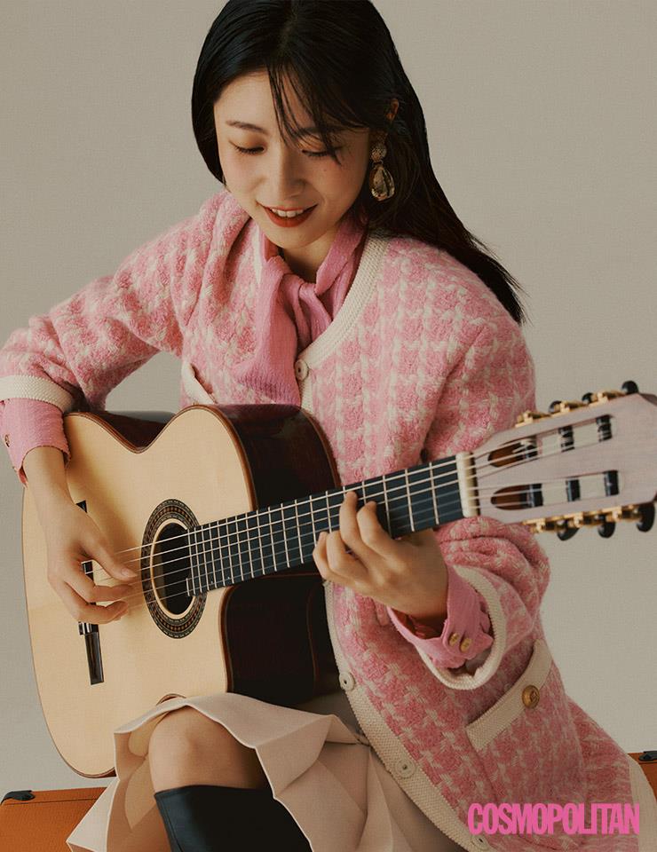 하은이 입은 펜시 소재 재킷, 스카프 장식 블라우스, 포인트 리본 디테일 스커트는 모두 MOJO.S.PHINE.