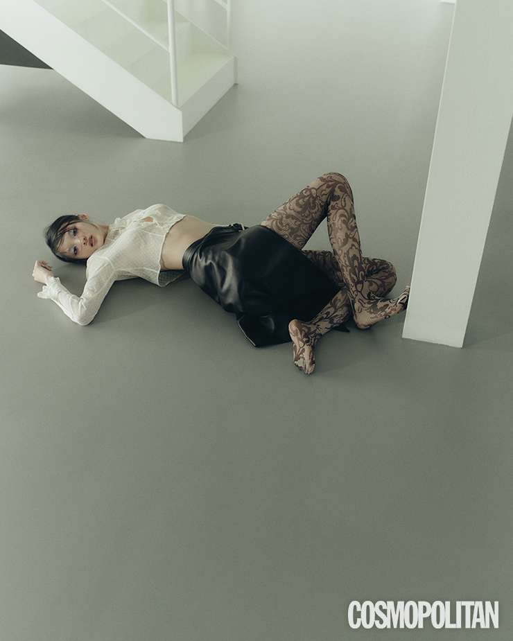 블라우스 가격미정 셀린느 바이 에디슬리먼. 레더 스커트 가격미정 아미. 스타킹 4만9천원대 2000아카이브스.
