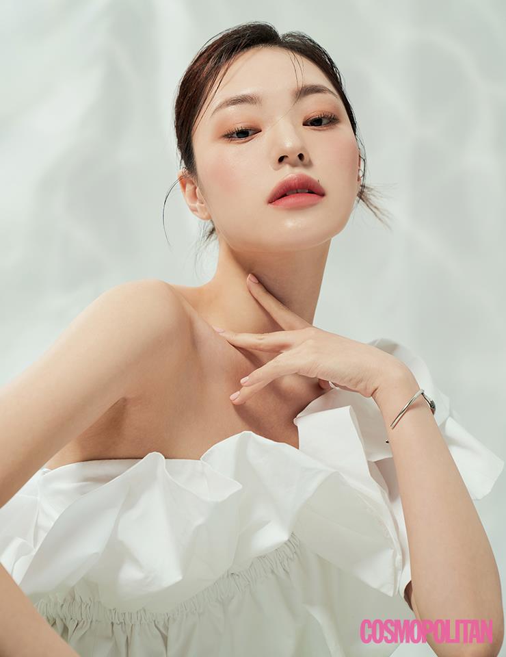 일상의 지루함을 걷어낸 비건 오브제 코즈메틱 무지개맨션. 흔히 지나치기 쉬운 익숙한 것들에서 영감을 얻고, 무의식중에 굳어진 관념을 새로운 관점에서 재창조하는 것이 무지개맨션이 추구하는 콘셉트다.
