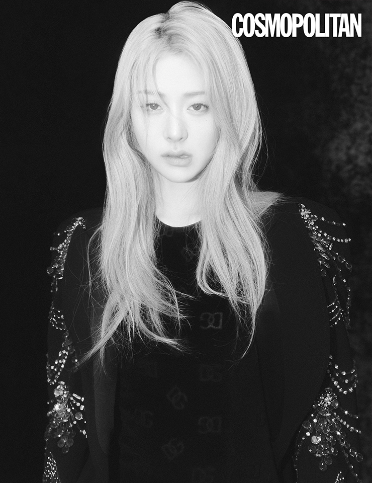 크리스털 재킷 가격미정 모스키노. 드레스 가격미정 돌체앤가바나.