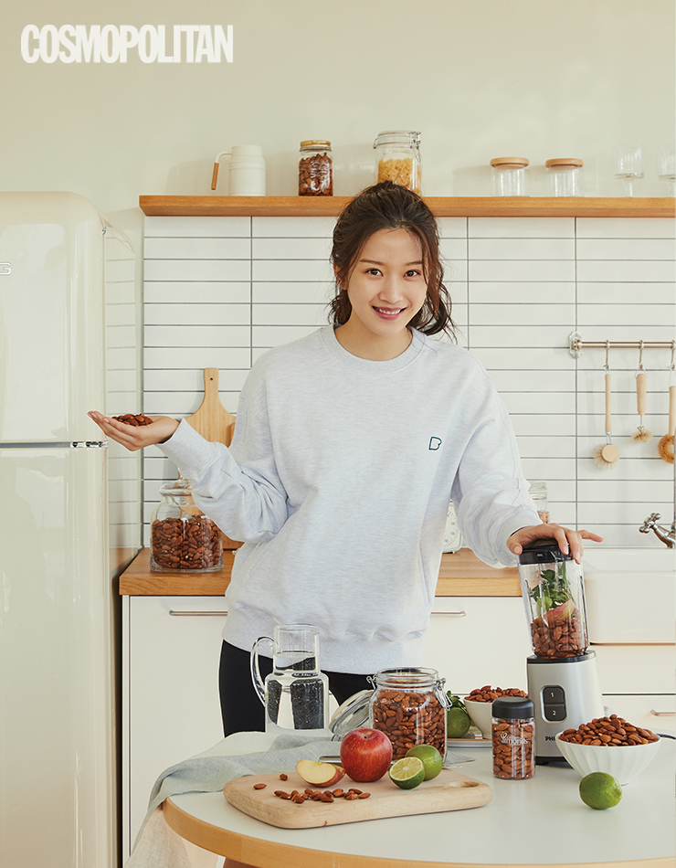 식물성 단백질과 식이섬유가 풍부해 체중 조절을 도와주는 뷰티 간식, 아몬드 스무디.