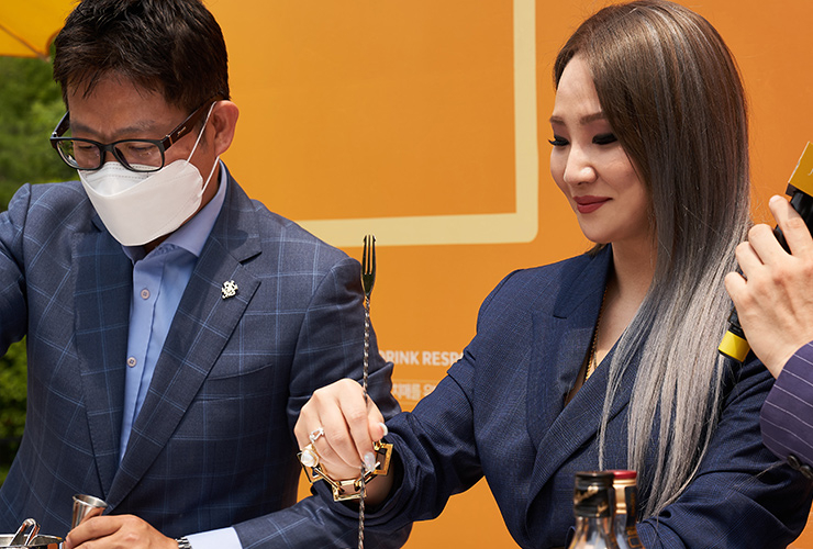 직접 조니 하이볼을 만들어 선보이는 CL