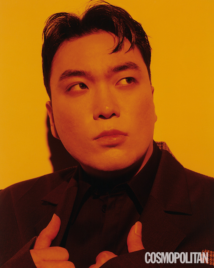 재킷, 셔츠 모두 가격미정 뉴인. 넥타이 스타일리스트 소장품.