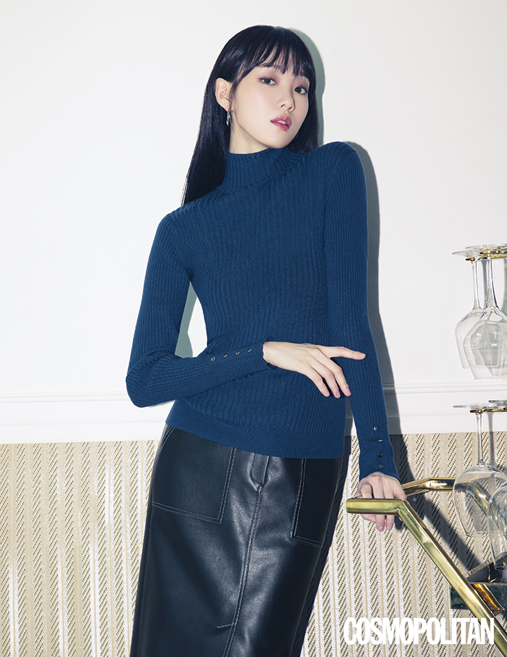 틸 블루 컬러의 골지 니트, 레더 스커트 모두 더엣지.