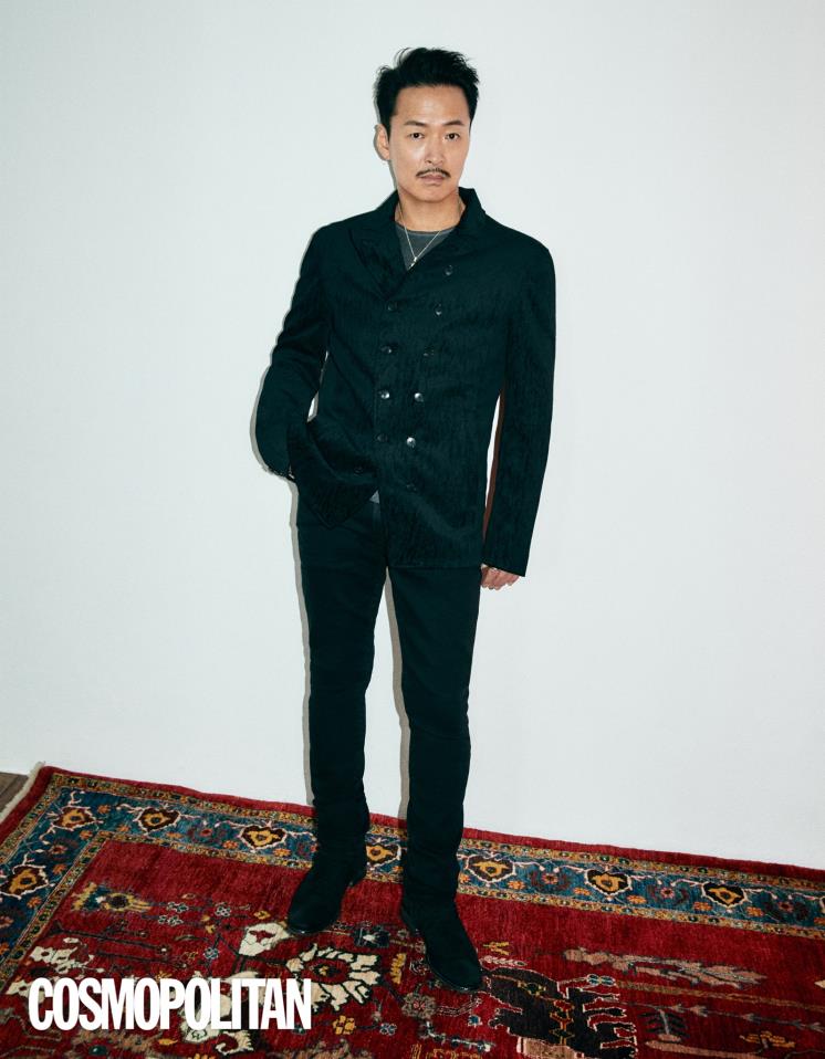 더블브레스티드 재킷, 리넨 크루넥 티셔츠, 매치스틱 스키니 진, 스컬 네크리스, 스털링 실버 밴드 링, 모리슨 샤페이 부츠 모두 존 바바토스.