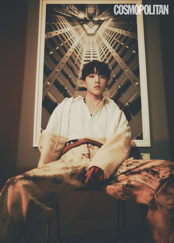 재킷 3백70만원, 셔츠 1백10만원 모두 발렌티노. 팬츠 가격미정 랑방 by 분더샵.