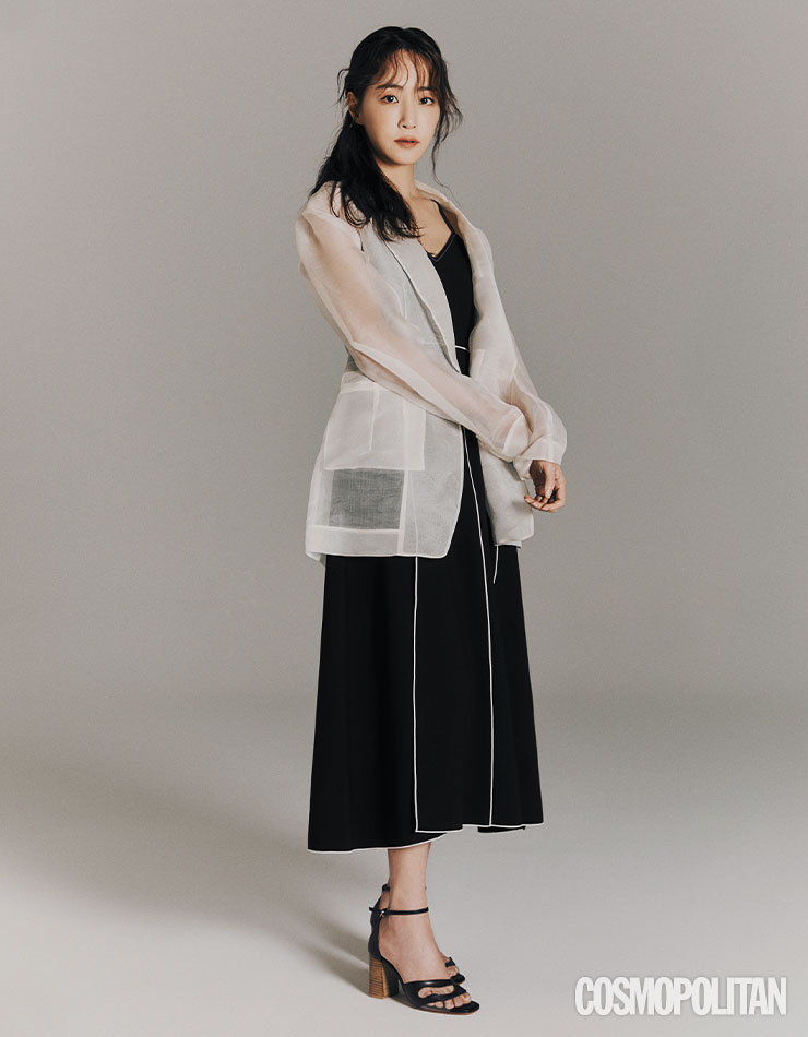 재킷 가격미정 제인송. 드레스 24만8천원 리유니. 샌들 38만8천원 렉토.