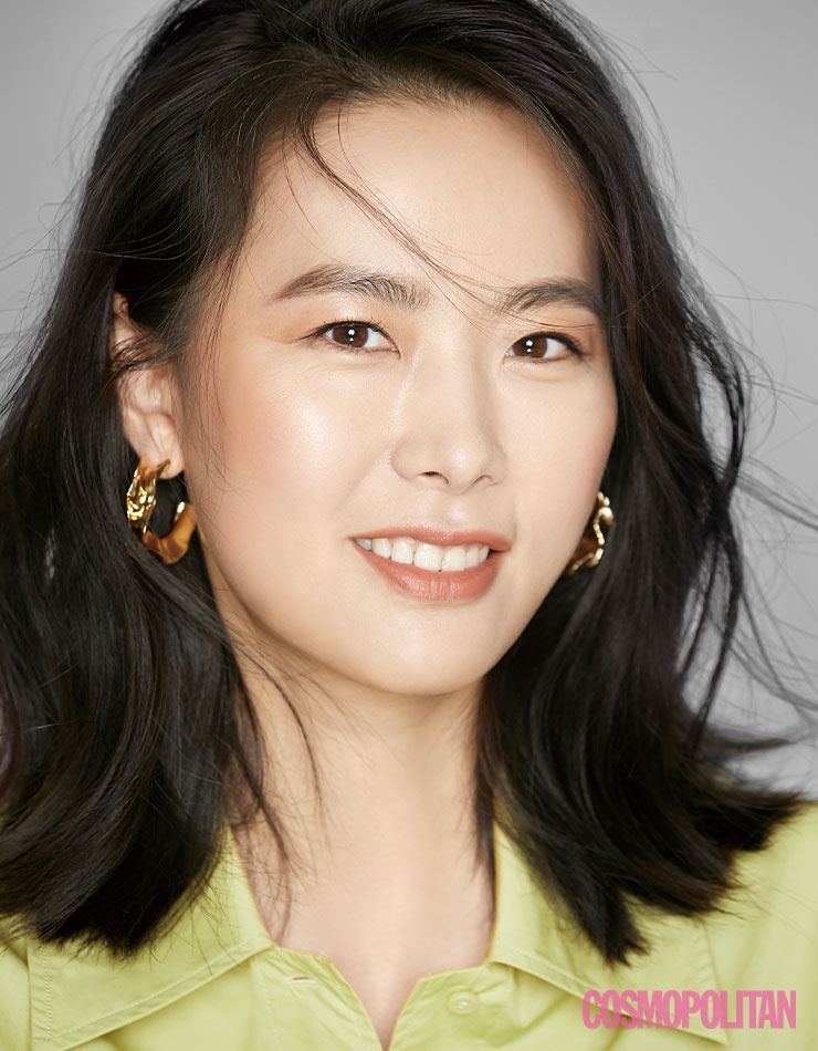 셔츠 코스. 귀고리 스타일리스트 소장품.