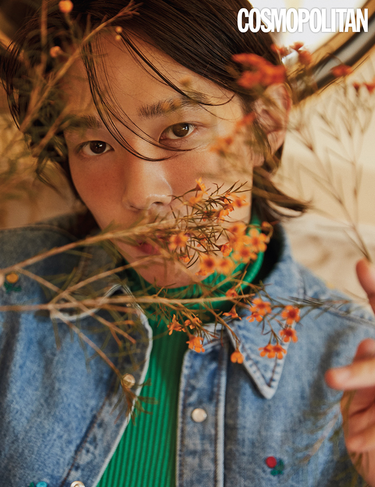 니트 터틀넥 1백만원 오프화이트. 데님 재킷 1백46만원 마르니 by 지스트리트 494 옴므.