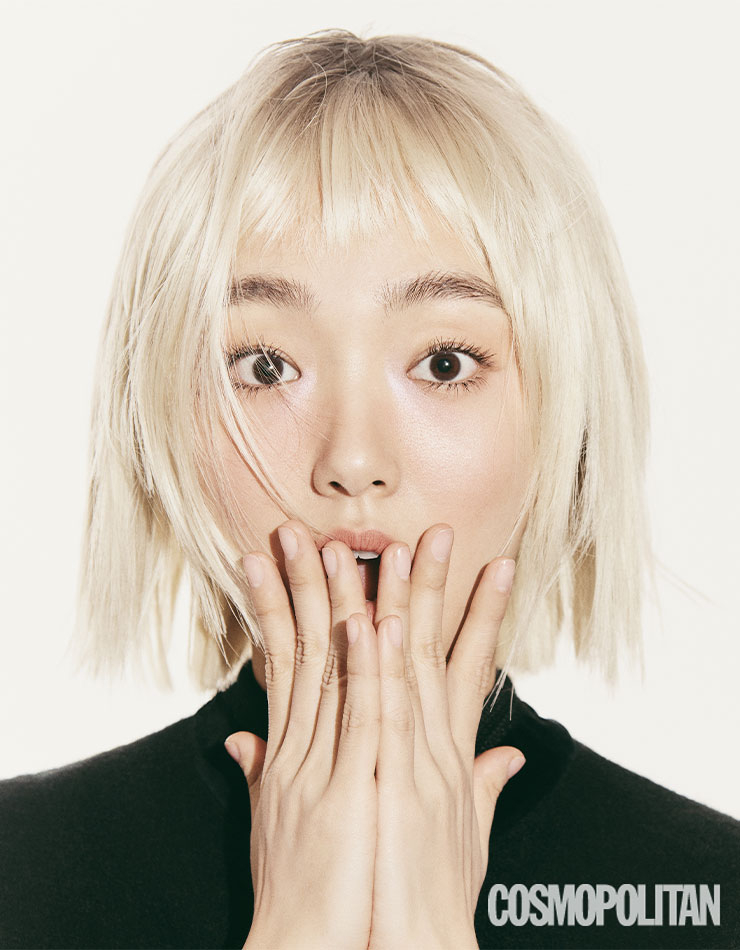 재킷 1백8만원 리에르 by 아데쿠베. 팔찌 24만원 페페주.