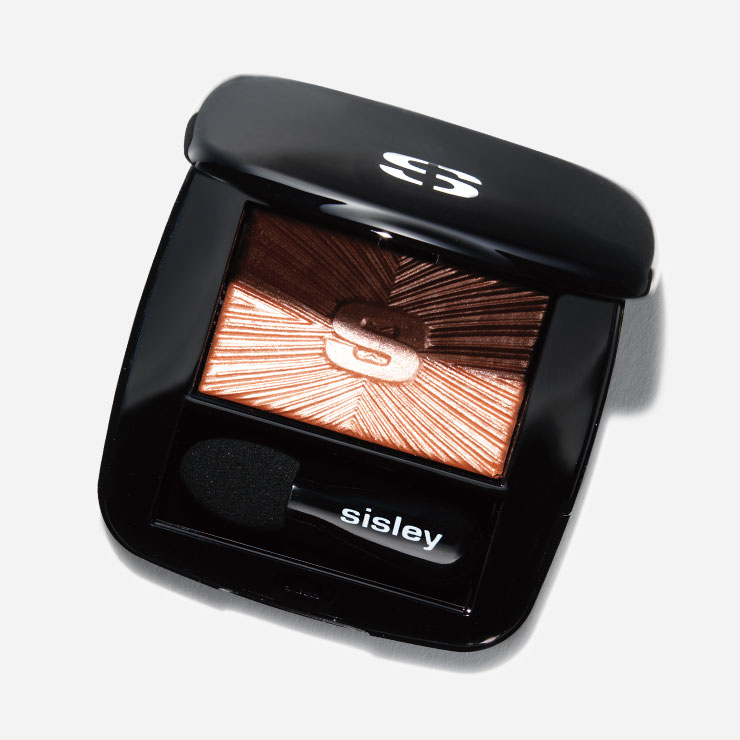  시슬리 레 휘또-옹브르 32 실키 코랄 5만5천원 처음에는 크리미하게 발리지만 벨벳처럼 마무리되는 블렌딩 갑 아이섀도. 빛 반사에 탁월한 진주 펄과 다양한 컬러 피그먼트가 함유돼 있어 어떤 각도에서도 빛나는 은은한 광채를 선사한다.