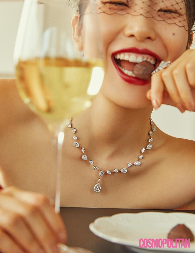 다이아몬드는 모두의 시선을 사로잡는 궁극의 주얼리다. 목걸이 1억1천만원대 쇼메. 반지 2천9백만원대 피아제. 헤드피스 92만원, 드레스 가격미정 