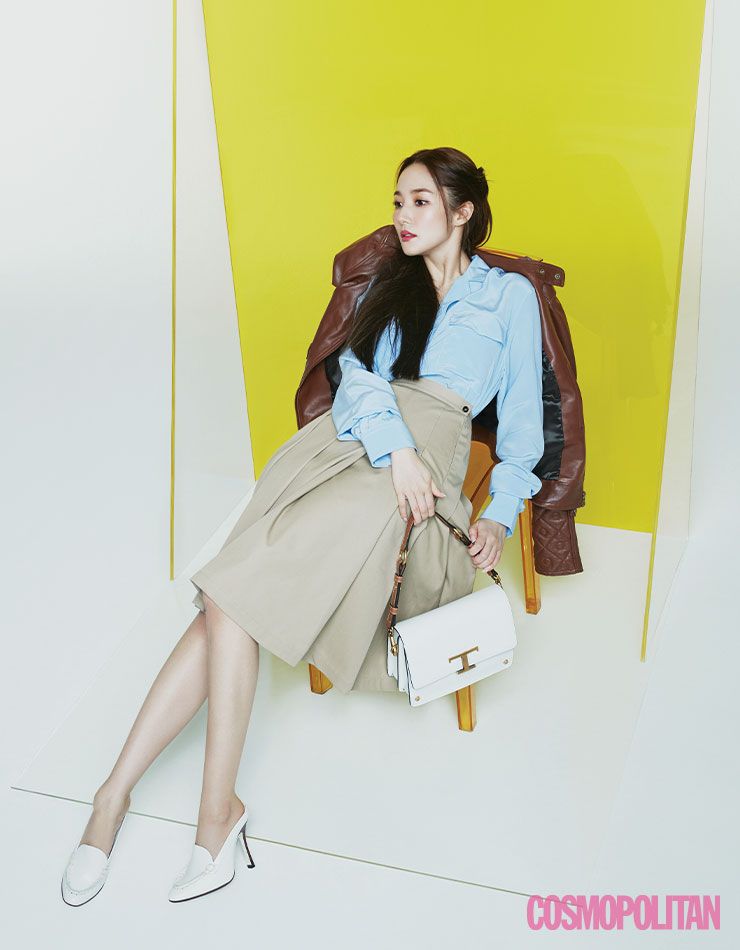 라이더 재킷, 셔츠, 플리츠스커트, 타임리스 티 백, 뮬 모두 가격미정 토즈.