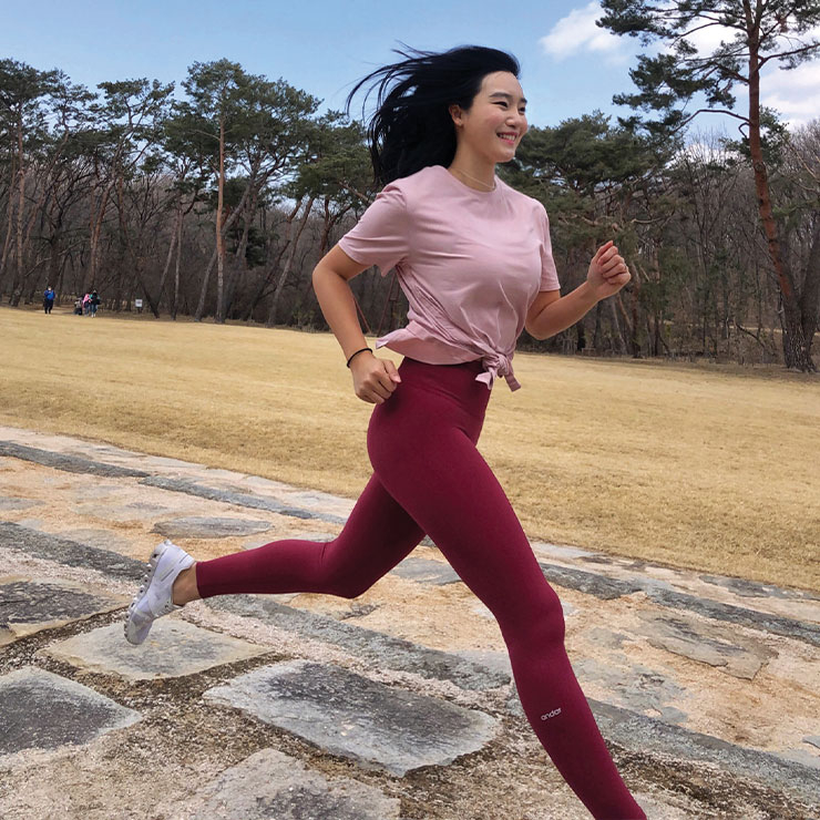 Workout : 매일 5km의 조깅 후 스쿼트와 런지 등 하체 위주의 근력 운동, 가끔 하는 마라톤 완주와 주말 등산으로 건강한 보디를 유지한다.