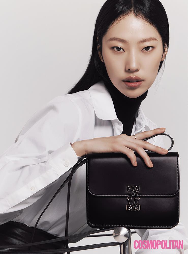 숄더백 또는 크로스 백으로 착용 가능한 블랙 컬러 송아지 가죽 소재의 두블르 쎄 드 까르띠에 미니 백, 다이아몬드를 세팅한 18K 화이트 골드 저스트 앵 끌루 스몰 링 모두 까르띠에. 셔츠 아르켓. 니트 터틀넥 레이 by 매치스패션. 스커트 스포트막스.
