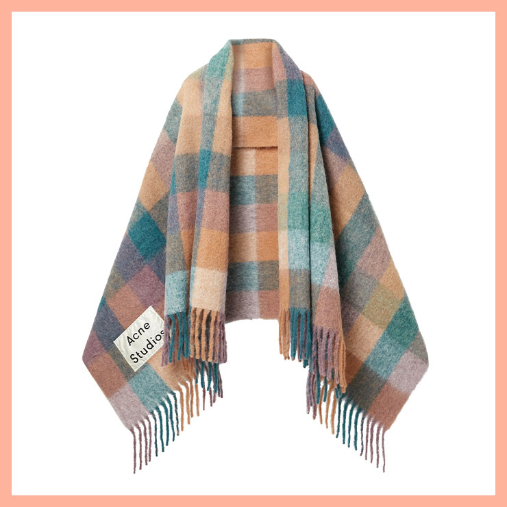 머플러 70만원대 아크네 스튜디오.