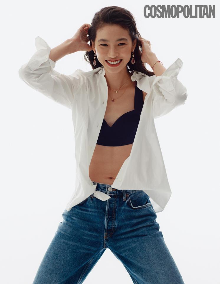 로돌라이트 가닛과 다이아몬드를 세팅한 핑크 골드 소재의 쎄뻥 보헴 로돌라이트 가닛 펜던트 이어링 3천만원대, 다이아몬드를 장식한 핑크 골드 소재의 쎄뻥 보헴 XS 펜던트 네크리스 3백만원대, 로돌라이트 가닛을 장식한 로즈 골드 소재의 쎄뻥 보헴 S 펜던트 네크리스 3백만원대, 로돌라이트 가닛과 다이아몬드 장식이 돋보이는 쎄뻥 보헴 로돌라이트 가닛 브레이슬릿 1천만원대 모두 부쉐론. 셔츠 발렌티노. 브라톱 렉스 핑거 마르쉐. 데님 팬츠 리던 by 비이커.