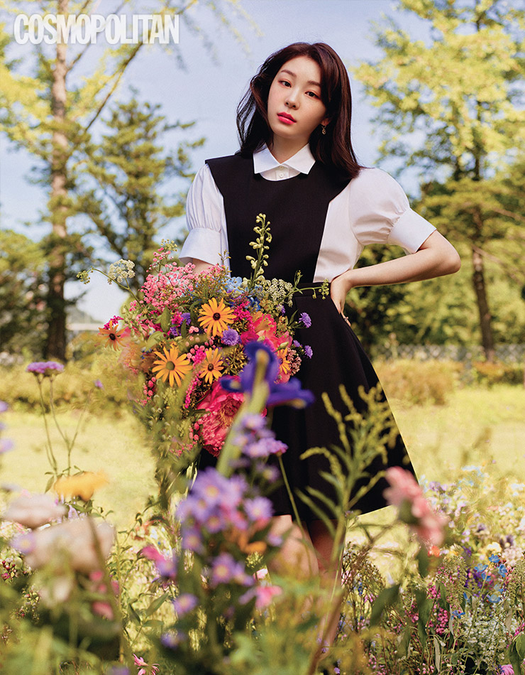 Base 디올 포에버 스킨 글로우 24H 웨어 스킨-케어링 파운데이션 0N 8만원대, 디올 포에버 스킨 글로우 쿠션 0N 8만4천원대. Eyes 디올 백스테이지 아이 팔레트 003 앰버 뉴트럴 7만원대. Lips 디올 어딕트 립 글로우 025 서울스칼렛 4만5천원대. Cheeks 디올 백스테이지 글로우 페이스 팔레트 004 로즈 골드 6만5천원대. Perfume 디올 미스 디올 오 드 퍼퓸 100ml 23만5천원대. 드레스, 블라우스 모두 가격미정 디올 꾸뛰르.