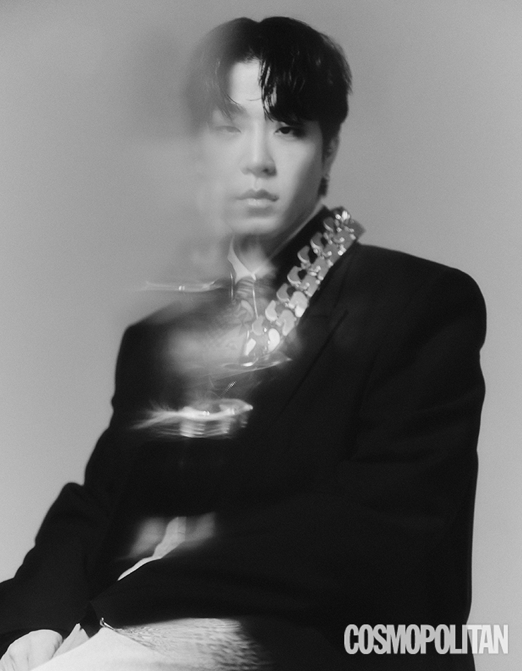 블레이저, 셔츠 모두 가격미정 지방시. 데님 팬츠 2백54만원 베르사체 by 무이. 타이 가격미정 베르사체. 셔츠, 더비 슈즈 스타일리스트 소장품.
