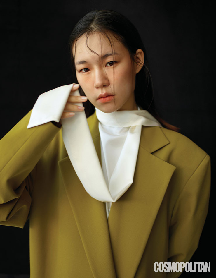 코트 가격미정, 블라우스 55만5천원 모두 문초이.