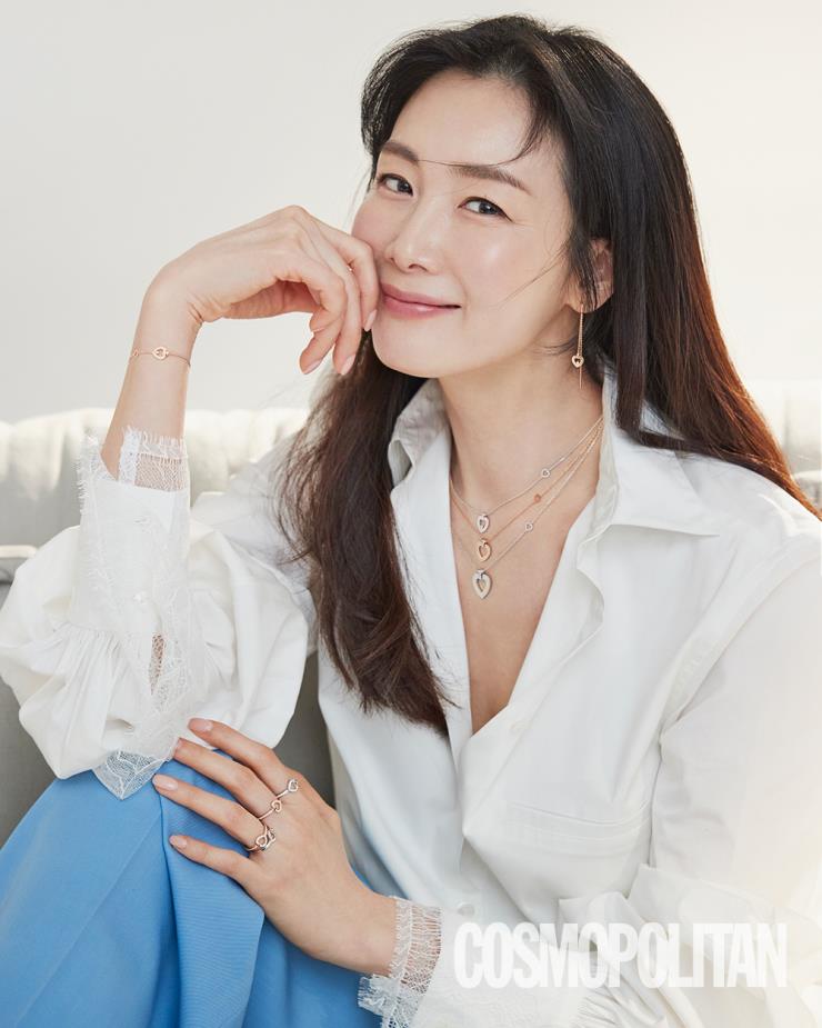 핑크 골드 싱글 이어링 1백18만원, (위부터)화이트 골드 네크리스 2백37만원, 다이아몬드 세팅의 핑크 골드 네크리스 3백74만원, 화이트 골드 네크리스 3백95만원, 핑크 골드 브레이슬릿 1백84만원, (위부터) 화이트 골드 링 3백20만원, 핑크 골드 링 각각 2백99만원, 화이트 골드 링 2백9만원 모두 프레드 프리티 우먼 컬렉션. 셔츠 3백만원대 다니엘 프랭클 by 케일라 베넷. 팬츠 스타일리스트 소장품.