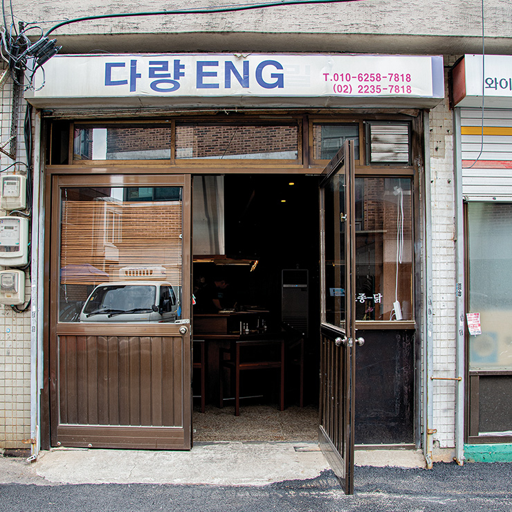 이곳에서만큼은 야키토리에 하이볼 대신 오크한 풍미와 적당한 산미가 좋은 샤르도네를 곁들여보자.