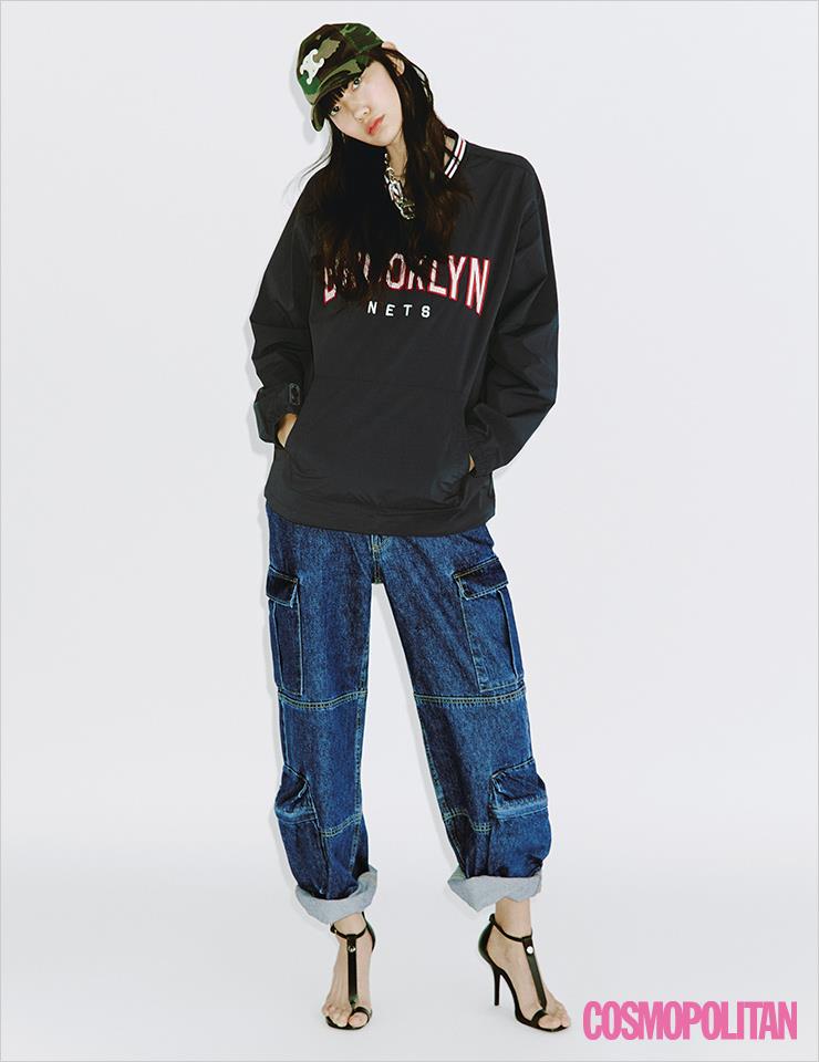 저지 톱 12만9천원 NBA. 데님 팬츠 6만9천9백원 H&M. 볼캡 가격미정 셀린느. 목걸이 가격미정 코스. 스트랩 슈즈 1백2만원 버버리.