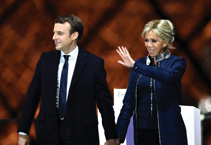 당선 축하 집회 연단에 아내와 함께 오른 에마뉘엘 마크롱.