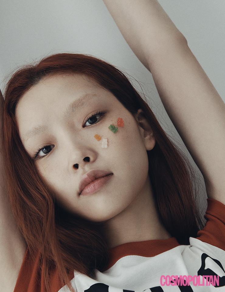컬러 블록 크루넥 티셔츠 가격미정 폴로 랄프 로렌. 카고 미니스커트, 브리프 모두 가격미정 미우미우.