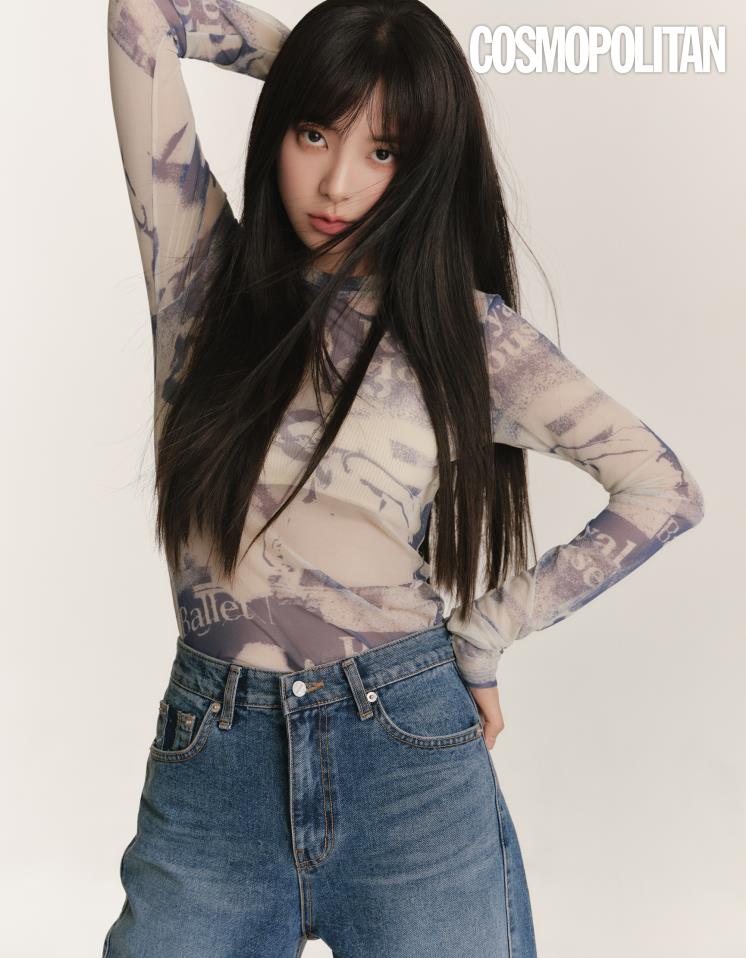 프린트 매쉬 톱 9만8천원 더오픈프로덕트. 이너 톱 스타일리스트 소장품. 데님 팬츠 15만9천원 제이청.