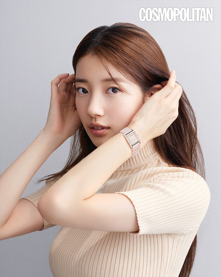  다이아몬드가 세팅된 스테인리스 스틸 케이스와 블로섬 핑크 골드 앨리게이터 스트랩의 미니 돌체비타 워치 5백만원 론진. 니트 톱 꾸레쥬. 