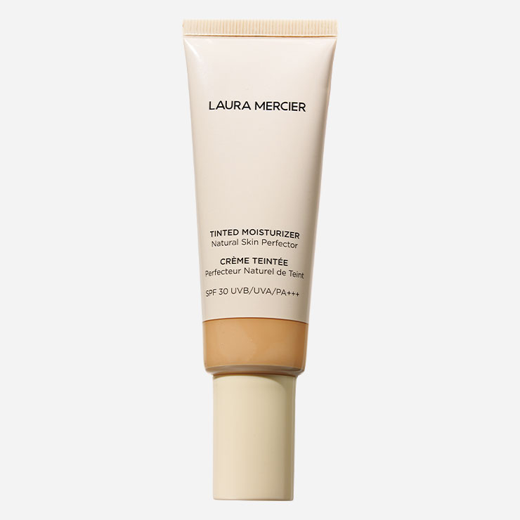 로라 메르시에 틴티드 모이스춰라이저 내추럴 스킨 퍼펙터 SPF 30 UVB/UBA PA+++ 6만4천원대▶꾸미지 않은 듯한 자연스러움과 투명하고 촉촉한 피부 표현을 위한 톤업 제품. 메이크업 베이스, 자외선 차단, 수분 크림 효과까지 겸비한 제품이다.▶써봤더니 : 민낯 끝판왕! 수분 크림처럼 촉촉하고 부드러운 테스처가 피부에 녹아들듯 발린다. 딱 적당한 윤기가 감돌아 막 스킨케어를 끝낸 느낌. 커버력을 정통 파운데이션과 견줄 수는 없지만 완벽함 그 이상의 건강한 인상을 연출해준다.