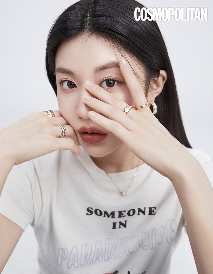 화이트 하이 세라믹 소재를 사용한 콰트로 화이트 후프 이어링 1천만원대, 콰트로 화이트 미니 링 원 다이아몬드 펜던트 네크리스 4백만원대, (오른손 검지)화이트 세라믹 소재의 콰트로 화이트 라지 링 5백만원대, (약지)화이트 골드 소재의 콰트로 레디언트 다이아몬드 스몰 링 1천만원대, (왼손 검지)우아한 실루엣의 옐로 골드 소재 더블 고드롱 웨딩 밴드 2백만원대, (중지)콰트로 화이트 스몰 링 5백만원대 모두 부쉐론. 티셔츠 리던 by 무이.