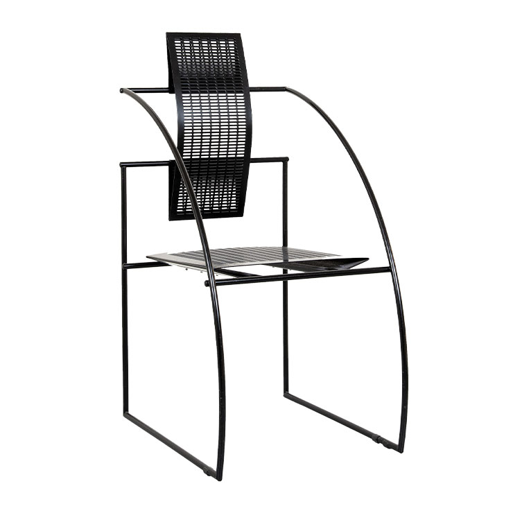 샤를로트 페리앙의 스툴 가는 블랙 프레임 형태의 스툴로 굉장히 가볍다. 감각적이면서 유니크한 디자인으로 이 스툴 하나만으로도 인테리어 효과를 줄 수 있다. 오랜 시간 앉아 있어도 편하다. 가격미정.