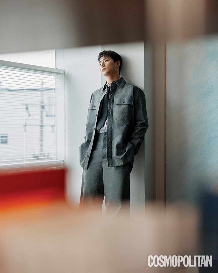 가죽 셔츠, 이너 셔츠, 팬츠, 타이 모두 가격미정 보테가 베네타.