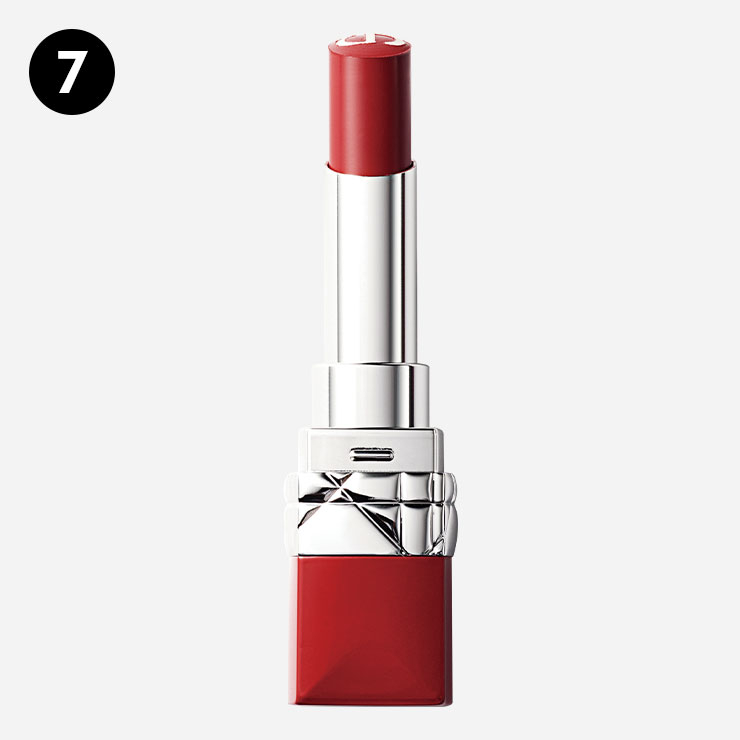 디올 루즈 디올 울트라 케어 립스틱 #999 4만5천원대 ▶ 촉촉하고 쨍한 레드 립스틱! 제품 중앙에 진줏빛 화이트 CD 로고가 내장돼 입술에 영양분을 공급하고 마이크로 펄 입자가 영롱한 피니시감을 선사한다. → 써봤더니 : 레드 컬러지만 립밤을 바른 듯 텍스처가 촉촉해 웨어러블한 밀키 레드로 표현된다! 끝이 슬림해 거울을 보지 않고도 손쉽게 제품을 입술에 툭툭 터치할 수 있는 점 역시 만족스럽다.